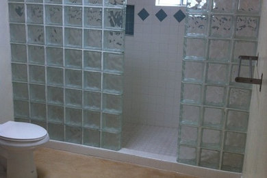 Ejemplo de cuarto de baño principal contemporáneo grande con ducha empotrada, sanitario de dos piezas, baldosas y/o azulejos blancos, baldosas y/o azulejos de porcelana, paredes blancas y suelo de cemento