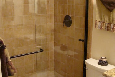 Diseño de cuarto de baño clásico renovado de tamaño medio con ducha empotrada, sanitario de dos piezas, baldosas y/o azulejos beige, paredes beige, encimera de granito y ducha con puerta corredera