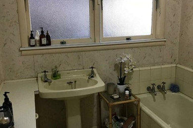 ハミルトンにあるカントリー風のおしゃれな浴室の写真