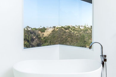 ロサンゼルスにあるコンテンポラリースタイルのおしゃれな浴室 (フラットパネル扉のキャビネット、中間色木目調キャビネット、置き型浴槽、洗い場付きシャワー、白い壁、セラミックタイルの床、アンダーカウンター洗面器、珪岩の洗面台、白い床) の写真