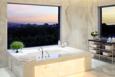 ロサンゼルスにあるコンテンポラリースタイルのおしゃれな浴室 (白いタイル、石スラブタイル、アンダーマウント型浴槽) の写真