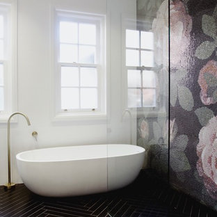 Inspiration för moderna badrum, med ett fristående badkar, en kantlös dusch, svart kakel, grön kakel, rosa kakel, vit kakel, mosaik, vita väggar, svart golv och med dusch som är öppen