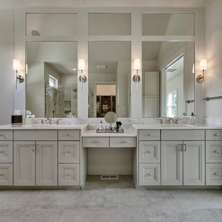 Inspiration för mellanstora klassiska en-suite badrum, med luckor med profilerade fronter, beige skåp, ett fristående badkar, en hörndusch, travertinkakel, beige väggar, travertin golv, ett undermonterad handfat, marmorbänkskiva och beiget golv