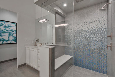 На фото: большая главная ванная комната в современном стиле с фасадами в стиле шейкер, белыми фасадами, открытым душем, синей плиткой, плиткой мозаикой, столешницей из искусственного кварца, белыми стенами, бетонным полом, врезной раковиной, серым полом и душем с распашными дверями с