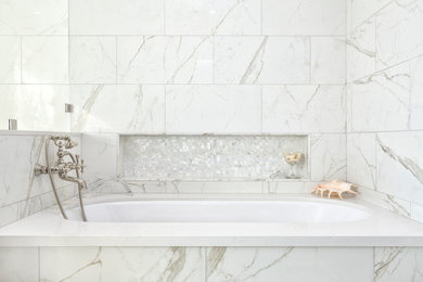 Bild på ett mellanstort funkis en-suite badrum, med vit kakel, porslinskakel, ett undermonterat badkar och vita väggar