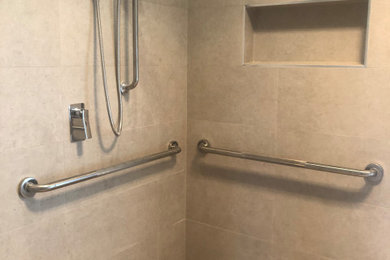 Imagen de cuarto de baño minimalista con ducha esquinera