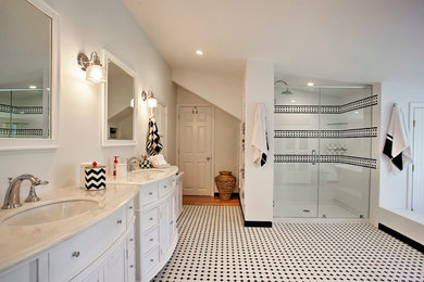 Стильный дизайн: большая главная ванная комната в классическом стиле с белыми фасадами, душем в нише, черно-белой плиткой, белыми стенами, врезной раковиной, фасадами с утопленной филенкой, плиткой мозаикой и душем с распашными дверями - последний тренд