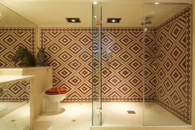 ロンドンにある地中海スタイルのおしゃれな浴室の写真