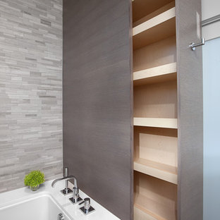 Modern inredning av ett stort en-suite badrum, med öppna hyllor, grå skåp, en hörndusch, beige kakel, porslinskakel, beige väggar, klinkergolv i porslin, ett avlångt handfat och bänkskiva i kvarts