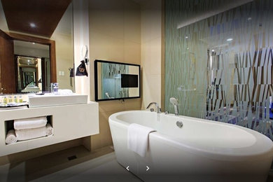 Imagen de cuarto de baño moderno grande con armarios abiertos, puertas de armario blancas, baldosas y/o azulejos de mármol, aseo y ducha, encimera de mármol y encimeras blancas