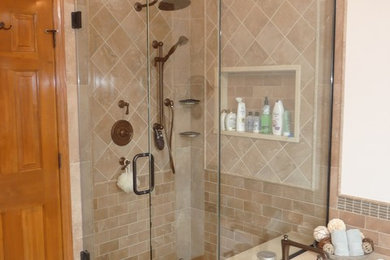 Imagen de cuarto de baño principal clásico de tamaño medio con bañera encastrada, ducha esquinera, baldosas y/o azulejos beige y paredes blancas