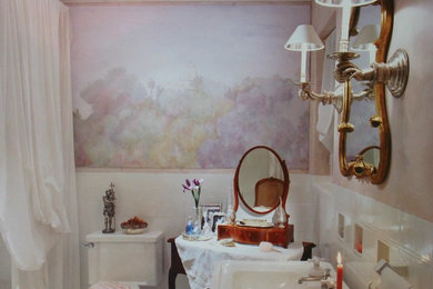 Kleines Klassisches Badezimmer mit Sockelwaschbecken, Badewanne in Nische, Duschbadewanne, Wandtoilette mit Spülkasten, weißen Fliesen, Keramikfliesen, rosa Wandfarbe und Porzellan-Bodenfliesen in Los Angeles