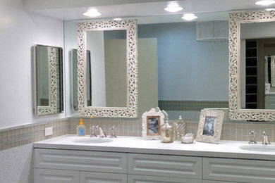 Exempel på ett mellanstort klassiskt en-suite badrum, med vita skåp, ett undermonterad handfat, luckor med upphöjd panel, bänkskiva i kvartsit, vit kakel, porslinskakel, vita väggar och klinkergolv i porslin