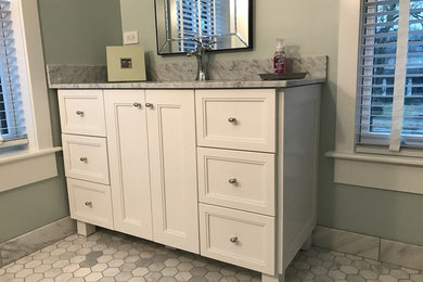 シカゴにあるコンテンポラリースタイルのおしゃれな浴室 (大理石の洗面台、アンダーカウンター洗面器) の写真