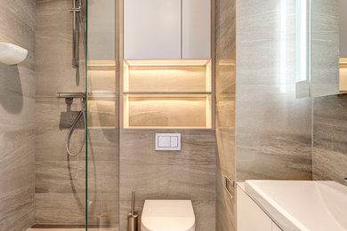 Idéer för ett modernt badrum med dusch, med ett fristående handfat, släta luckor, vita skåp, en dusch i en alkov och en vägghängd toalettstol