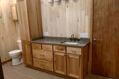 他の地域にある北欧スタイルのおしゃれな浴室 (シェーカースタイル扉のキャビネット、淡色木目調キャビネット、クオーツストーンの洗面台) の写真