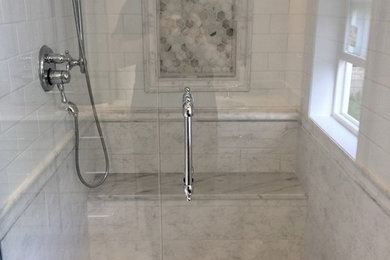 Foto på ett vintage badrum, med vita skåp, ett badkar med tassar, en öppen dusch, grå kakel, keramikplattor, grå väggar, klinkergolv i porslin, granitbänkskiva, vitt golv och dusch med gångjärnsdörr