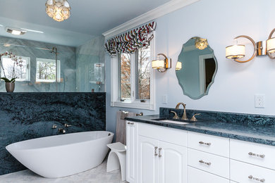 リッチモンドにある高級な広いおしゃれなマスターバスルーム (白いキャビネット、御影石の洗面台、置き型浴槽、オープン型シャワー、白いタイル、セラミックタイル、青い壁、セラミックタイルの床) の写真
