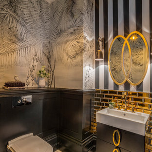 Esempio di una stanza da bagno tradizionale con WC sospeso, pareti multicolore e lavabo a bacinella