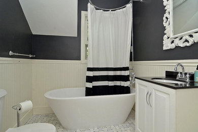 Idéer för ett modernt badrum, med dusch med duschdraperi