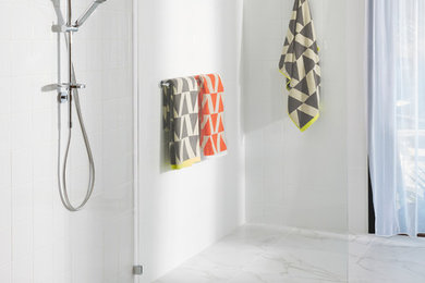 Diseño de cuarto de baño principal actual grande con baldosas y/o azulejos multicolor, paredes blancas y suelo de mármol