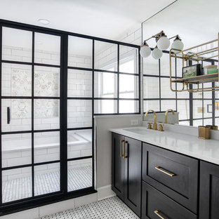 Inspiration för ett stort vintage vit vitt en-suite badrum, med skåp i shakerstil, svarta skåp, ett undermonterat badkar, en dusch/badkar-kombination, vit kakel, tunnelbanekakel, vita väggar, mosaikgolv, ett undermonterad handfat, dusch med gångjärnsdörr och vitt golv