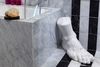 Modelo de cuarto de baño ecléctico de tamaño medio con bañera japonesa, combinación de ducha y bañera, baldosas y/o azulejos de mármol, suelo de mármol y aseo y ducha