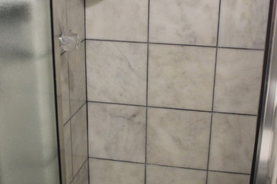 ダラスにあるトラディショナルスタイルのおしゃれな浴室 (大理石の床) の写真