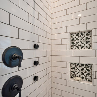 Idéer för ett mellanstort klassiskt svart en-suite badrum, med skåp i shakerstil, vita skåp, en hörndusch, vit kakel, tunnelbanekakel, grå väggar, mosaikgolv, ett undermonterad handfat, granitbänkskiva, vitt golv och dusch med gångjärnsdörr