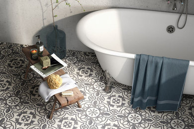 Идея дизайна: ванная комната в современном стиле с ванной на ножках