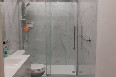 Diseño de cuarto de baño principal minimalista de tamaño medio con baldosas y/o azulejos blancos, baldosas y/o azulejos de porcelana, suelo de baldosas de porcelana y suelo negro