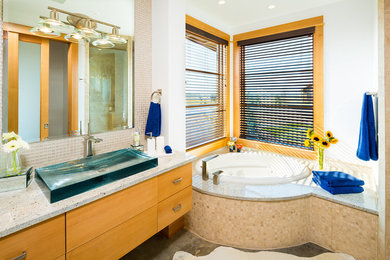 他の地域にあるコンテンポラリースタイルのおしゃれな浴室 (ベッセル式洗面器、フラットパネル扉のキャビネット、淡色木目調キャビネット、コーナー型浴槽、ベージュのタイル、モザイクタイル) の写真
