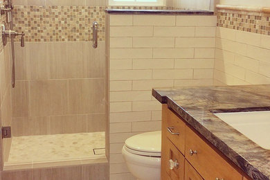 Bild på ett mellanstort vintage badrum med dusch, med skåp i shakerstil, skåp i mellenmörkt trä, en dusch i en alkov, beige kakel, porslinskakel, beige väggar, klinkergolv i keramik, bänkskiva i onyx, beiget golv och dusch med gångjärnsdörr