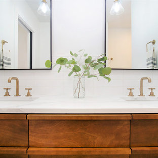 Ispirazione per una stanza da bagno padronale nordica di medie dimensioni con ante lisce, ante in legno bruno, doccia alcova, WC a due pezzi, pareti bianche, pavimento con piastrelle a mosaico, lavabo sottopiano, top in quarzite, pavimento bianco, porta doccia a battente, top bianco, piastrelle bianche e piastrelle diamantate