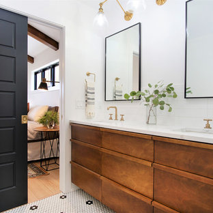 Modelo de cuarto de baño principal, escandinavo, de tamaño medio, con armarios con paneles lisos, paredes blancas, suelo con mosaicos de baldosas, lavabo bajoencimera, encimera de cuarcita, encimeras blancas, puertas de armario de madera oscura, baldosas y/o azulejos blancos, suelo multicolor, ducha empotrada, baldosas y/o azulejos de cerámica y ducha con puerta con bisagras