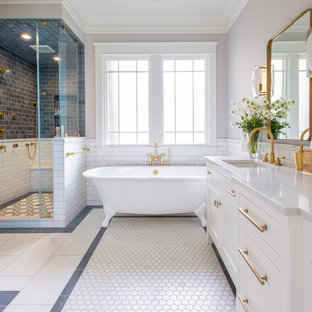 Esempio di una stanza da bagno classica con ante in stile shaker, ante bianche, vasca con piedi a zampa di leone, pareti grigie, lavabo sottopiano, pavimento bianco, top bianco e due lavabi