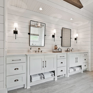 Diseño de cuarto de baño principal, de estilo de casa de campo, grande, con puertas de armario blancas, paredes blancas, suelo de baldosas de cerámica, lavabo bajoencimera, encimera de cuarzo compacto, encimeras blancas, armarios estilo shaker y suelo gris