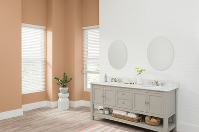 ワシントンD.C.にあるコンテンポラリースタイルのおしゃれな浴室 (オレンジの壁、淡色無垢フローリング) の写真