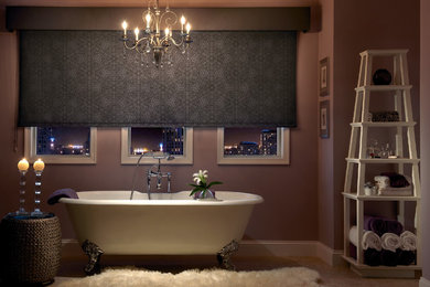 Ejemplo de cuarto de baño principal contemporáneo grande con bañera con patas, paredes grises y suelo de cemento