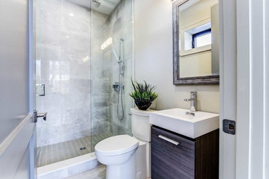 ロサンゼルスにある低価格の小さなモダンスタイルのおしゃれなバスルーム (浴槽なし) (フラットパネル扉のキャビネット、グレーのキャビネット、置き型浴槽、オープン型シャワー、分離型トイレ、グレーのタイル、セラミックタイル、白い壁、セラミックタイルの床、一体型シンク、人工大理石カウンター、グレーの床、開き戸のシャワー、白い洗面カウンター) の写真