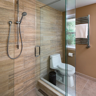 Esempio di una stanza da bagno padronale minimal di medie dimensioni con doccia ad angolo, WC monopezzo, piastrelle beige, lavabo sottopiano, ante lisce, ante in legno bruno, top in marmo, piastrelle in gres porcellanato, pareti beige, pavimento in gres porcellanato, pavimento grigio, porta doccia a battente e top beige