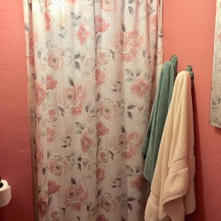 Kleines Shabby-Style Badezimmer mit rosa Wandfarbe, Porzellan-Bodenfliesen, Sockelwaschbecken und beigem Boden in San Francisco