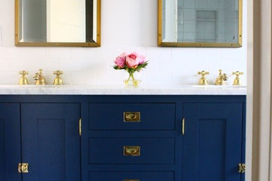 Esempio di una grande stanza da bagno tradizionale con ante in stile shaker, ante blu, doccia alcova, piastrelle bianche, piastrelle diamantate, pareti bianche, pavimento con piastrelle in ceramica e top in marmo
