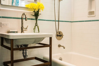 サンフランシスコにあるエクレクティックスタイルのおしゃれな浴室 (コンソール型シンク、中間色木目調キャビネット、アルコーブ型浴槽、シャワー付き浴槽	、分離型トイレ、マルチカラーのタイル、セラミックタイル、青い壁、セラミックタイルの床) の写真