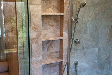 Immagine di una grande stanza da bagno padronale minimalista con doccia doppia, piastrelle beige, lastra di pietra, pavimento in marmo e top in marmo