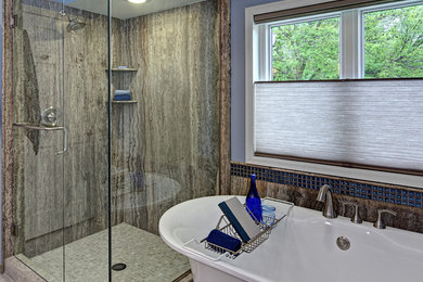 Idéer för ett mellanstort modernt en-suite badrum, med ett fristående badkar, en hörndusch, grå kakel, keramikplattor, klinkergolv i keramik och blå väggar