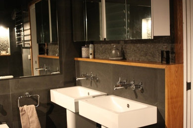 Example of an asian bathroom design in Sydney
