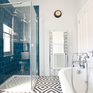 Foto di una piccola stanza da bagno industriale con doccia ad angolo, WC monopezzo, piastrelle blu, piastrelle in ceramica, pareti bianche, pavimento con piastrelle in ceramica, lavabo a colonna, pavimento multicolore e porta doccia a battente