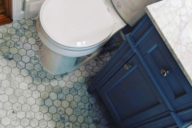 Modelo de cuarto de baño único y de pie minimalista con combinación de ducha y bañera, baldosas y/o azulejos blancos, suelo de baldosas de porcelana y suelo azul