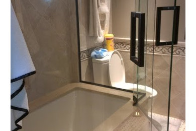 Idéer för ett mellanstort medelhavsstil en-suite badrum, med ett undermonterat badkar, en dusch/badkar-kombination, en toalettstol med separat cisternkåpa, beige kakel, brun kakel, keramikplattor, beige väggar och klinkergolv i porslin
